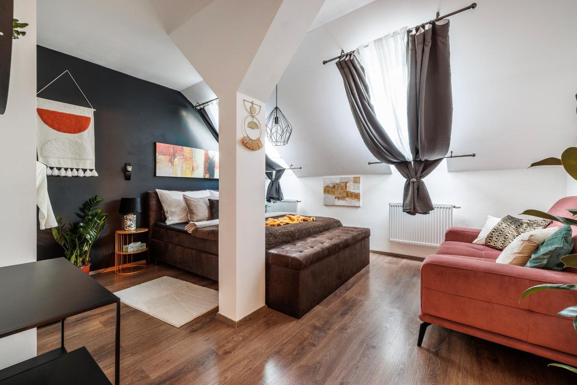 Spacious Flat & Parking Possibility, 3 Stops To Wenceslav Square Praga Exterior foto